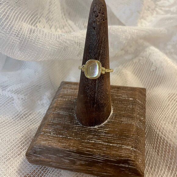 Elegant Gold Ring with Iridescent Mother-of-Pearl Stone Size 7 - Picture 3 of 3